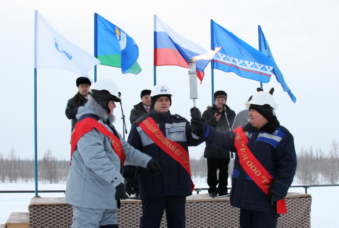 Ветераны Медвежинского ГПУ передают юбилейный факел  молодому специалисту А. Плазуну