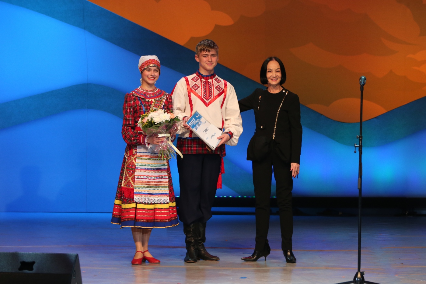 Член жюри Гюзель Апанаева (справа) и Народный детский ансамбль танца «Юность» (ООО «Газпром трансгаз Нижний Новгород»), 2 место в номинации «Хореография народная»