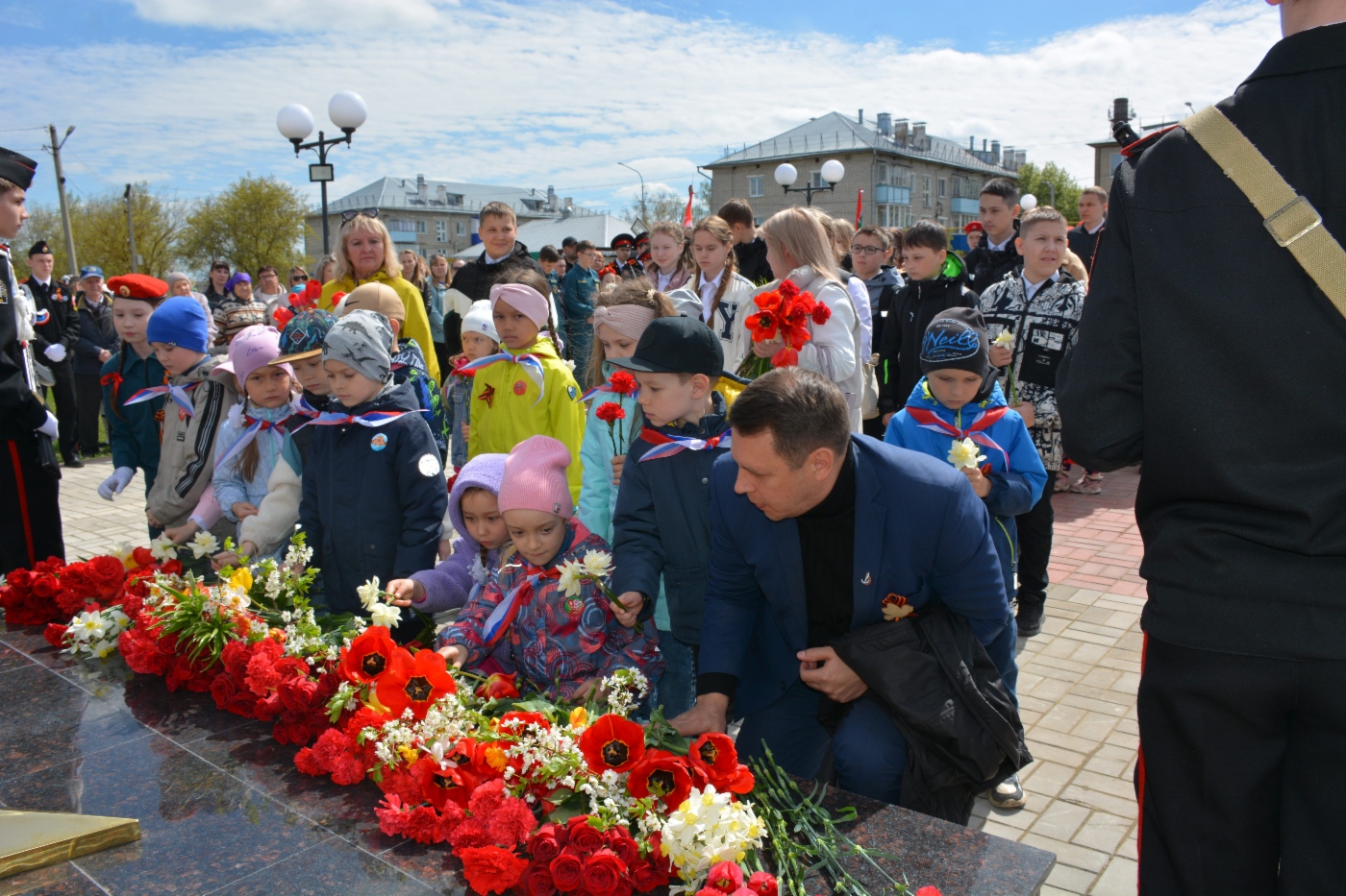 Участники торжественного мероприятия зажжения вечного огня в поселке Советский Республики Марий Эл