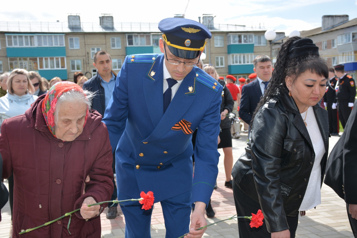 Возложение цветов к Вечному огню в поселке Советский Республики Марий Эл