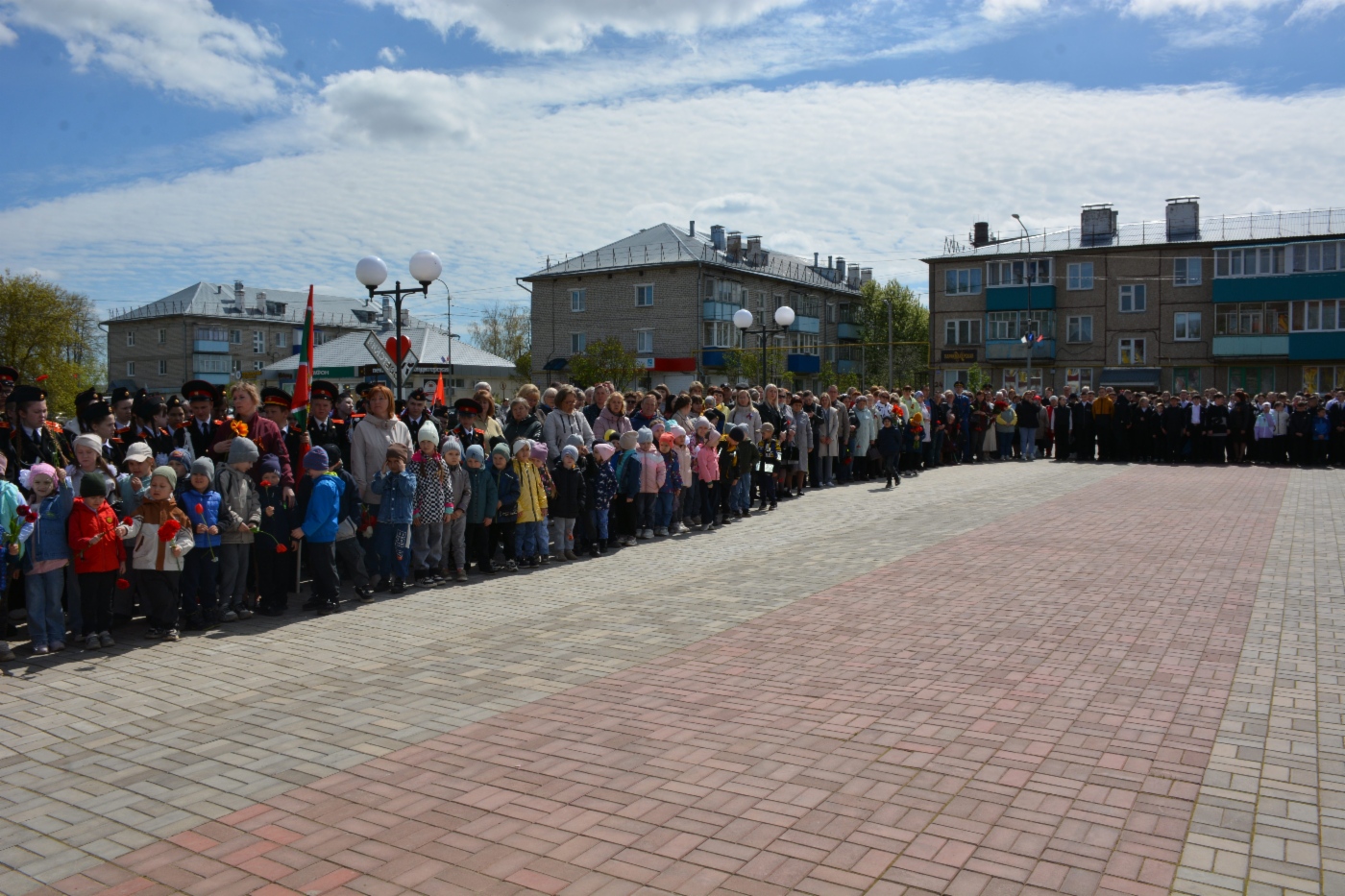 Участники торжественного мероприятия зажжения Вечного огня в поселке Советский Республики Марий Эл
