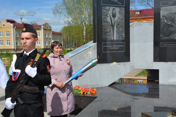 Ржавина Зинаида Васильевна — мама Кавалера двух орденов мужества, участника СВО — Ржавина Сергея Валерьевича зажигает Вечный огонь в поселке Советский Республики Марий Эл