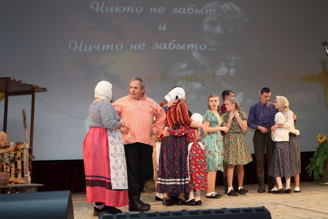 Сцена из спектакля «Никто не забыт и ничто не забыто», показанного театральным коллективом «Этюд» Нижнепавловской средней общеобразовательной школы Оренбургского района