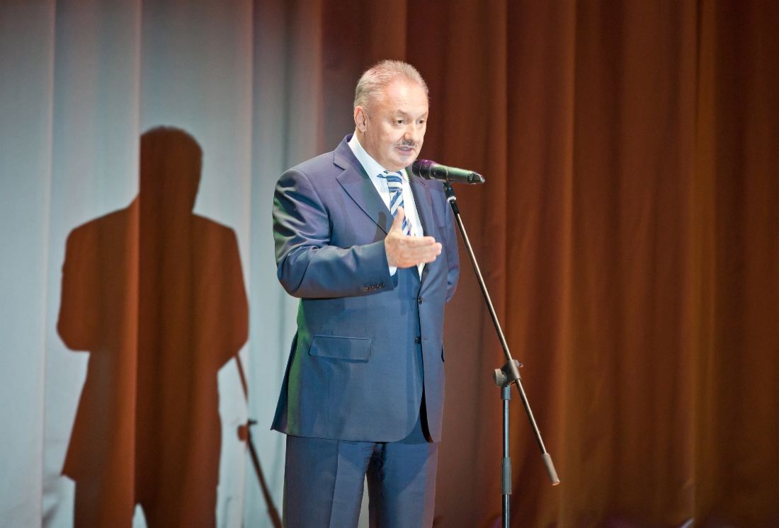 Александр Беспалов выступает на торжественной церемонии награждения победителей корпоративного конкурса по оценке деятельности служб по связям с общественностью дочерних обществ и организаций «Газпрома»