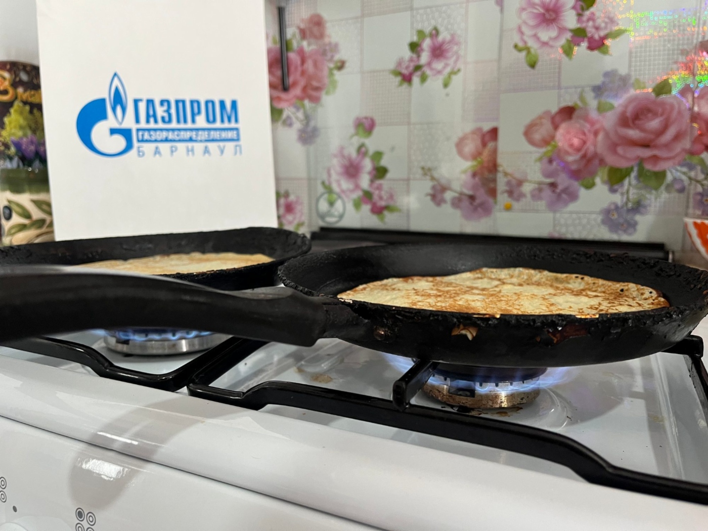 Приготовление блинов на масленицу на газовой плите