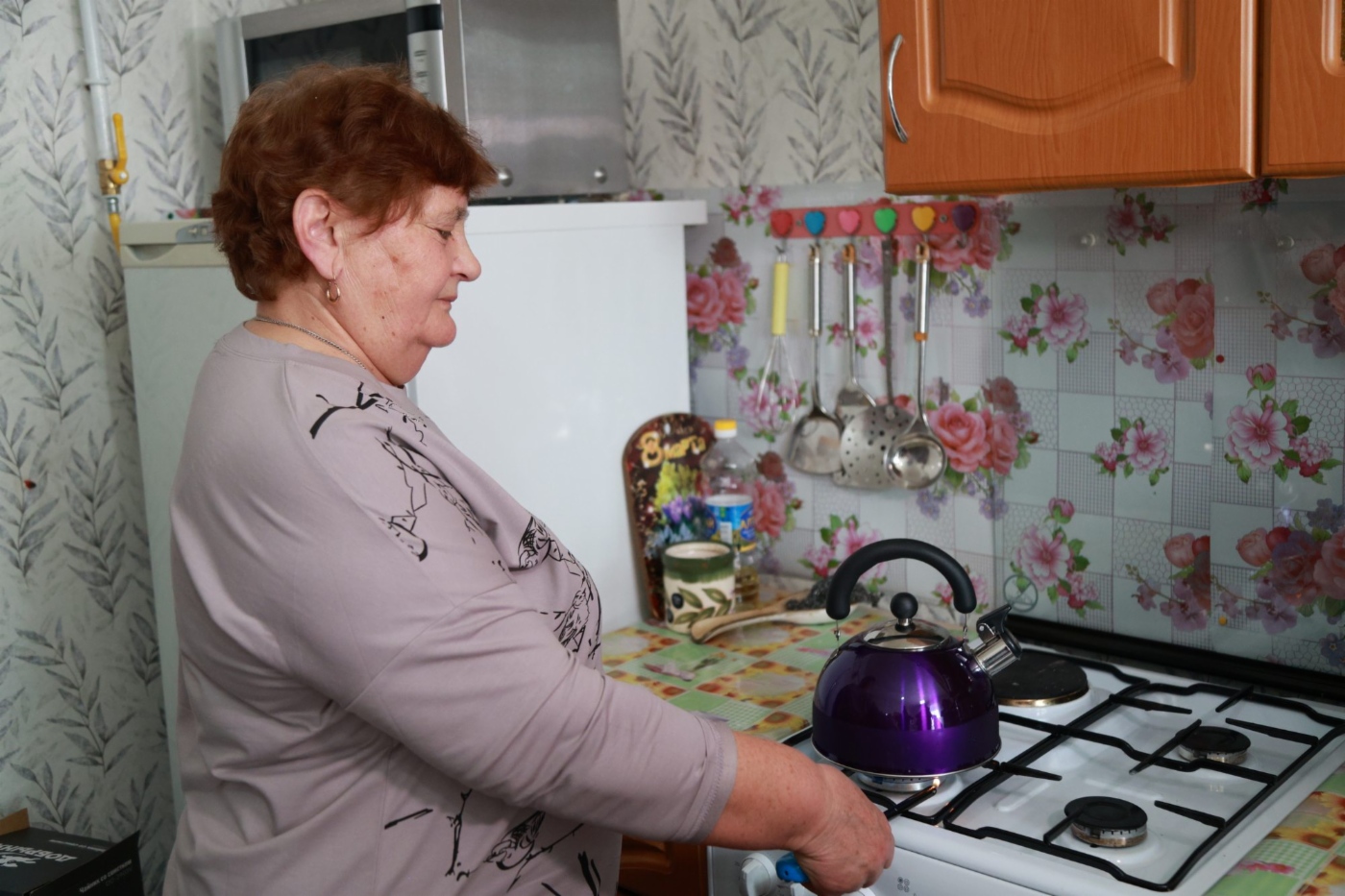Хозяйка газифицированного домовладения у газовой плиты