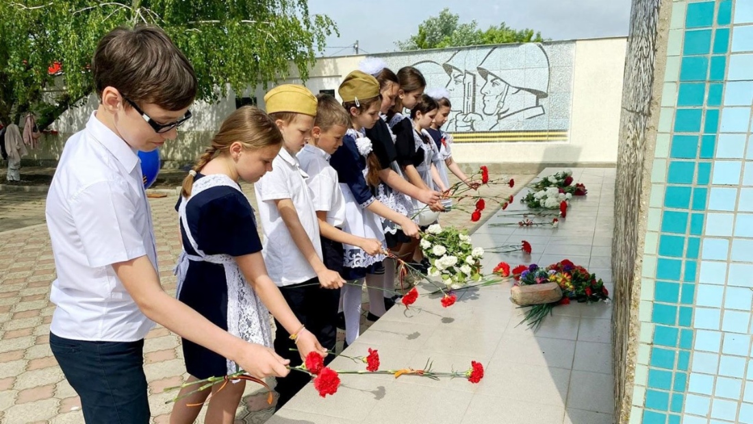 Возложение цветов в мемориалу в станице Новониколаевской