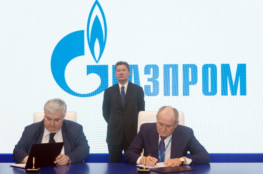 В рамках VIII Петербургского международного газового форума в присутствии Алексея Миллера (на заднем плане) заместитель Генерального директора Государственной корпорации по космической деятельности «Роскосмос» Михаил Хайлов и Виталий Маркелов подписали Соглашение о сотрудничестве