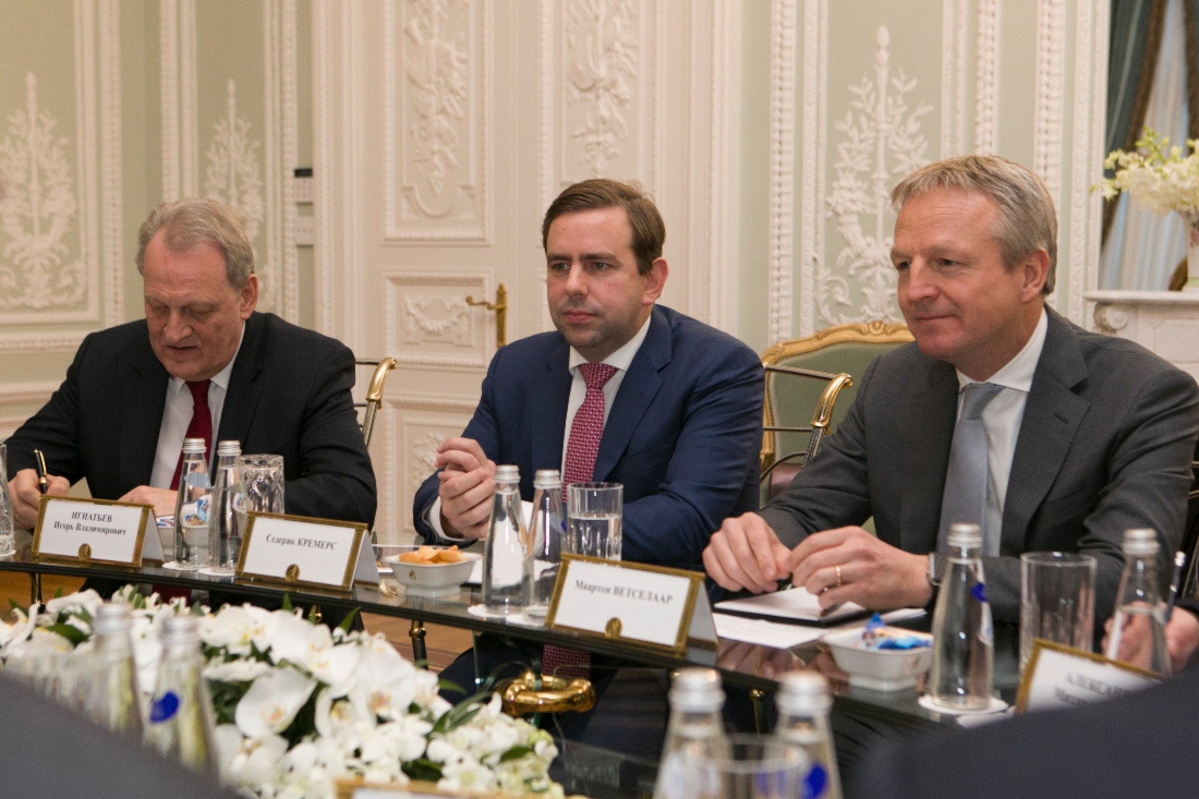 Член Исполнительного комитета Royal Dutch Shell Маартен Ветселаар (справа) во время рабочей встречи с Алексеем Миллером