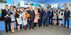 «Газпромклассовцы» поселка Пангоды и шефы-газовики. Фото на память