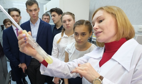 Светлана Кузинова, лаборант химического анализа Инженерно-технического центра ООО «Газпром добыча Уренгой» рассказывает ребятам о работе лаборатории