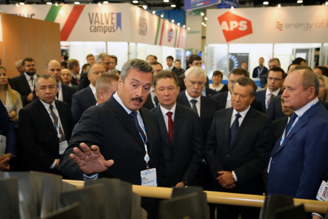 Дмитрий Доев демонстрирует газотурбинный двигатель ДГ-90 Председателю Правления ПАО «Газпром» Алексею Миллеру, губернатору Санкт-Петербурга Георгию Полтавченко, Председателю Совета директоров ПАО «Газпром» Виктору Зубкову и Заместителю Председателя Правления ПАО «Газпром» Виталию Маркелову (слева направо)