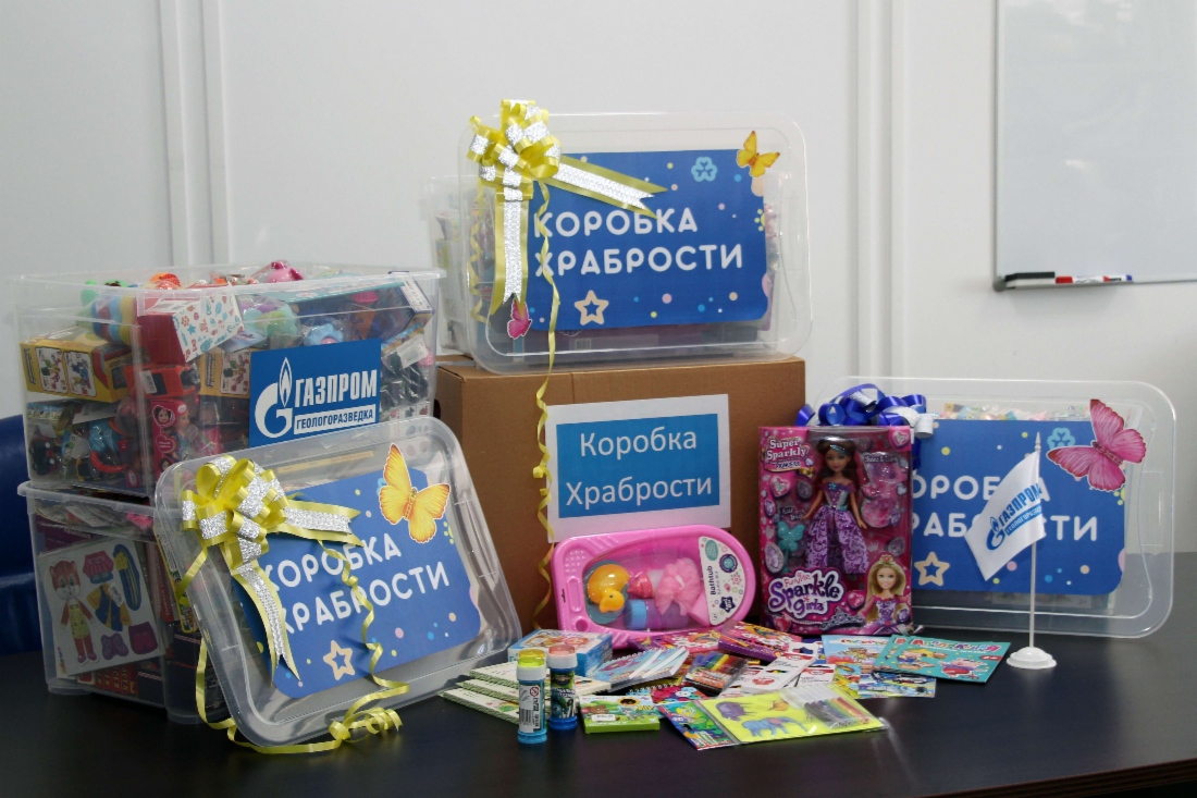 Работники компании собрали для детей игрушки