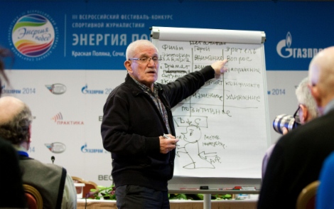 Почетный гость фестиваля  Александр Митта в ходе мастер-класса рассказывает журналистам об основах драматургии
