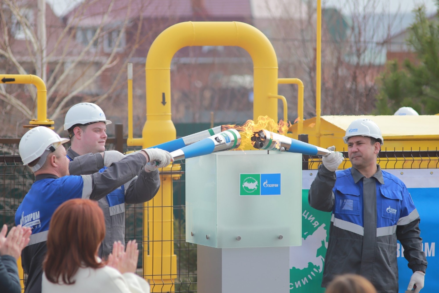 Зажжение газовой горелки на мероприятии по запуску распределительного газопровода в г. Белокуриха Алтайского края

