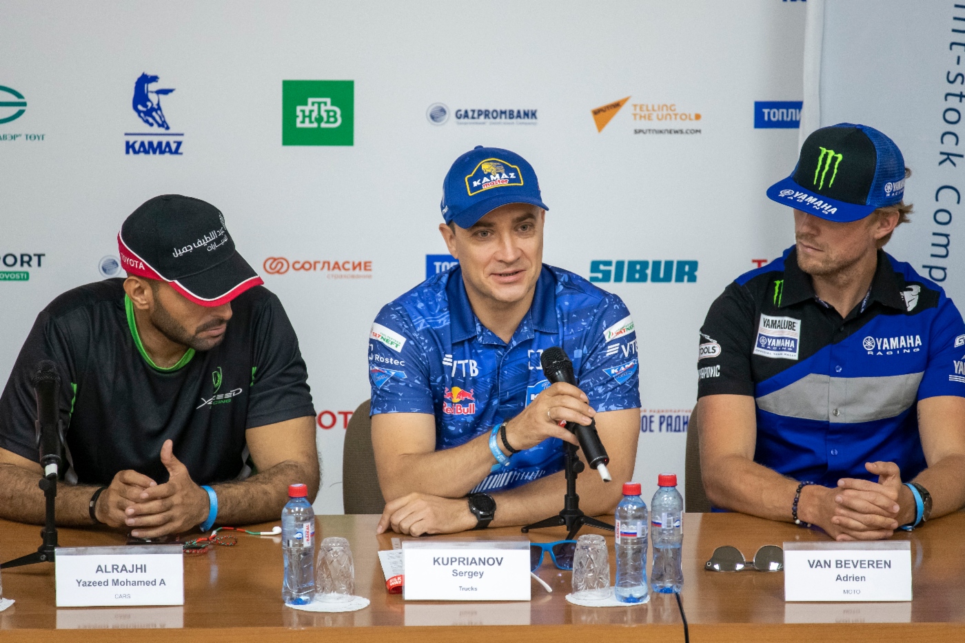 В центре — Сергей Куприянов. Фото silkwayrally.com
