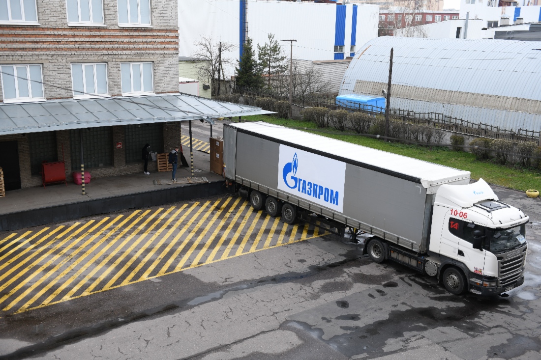 «Газпром» передал 200 тысяч защитных костюмов для врачей Санкт-Петербурга