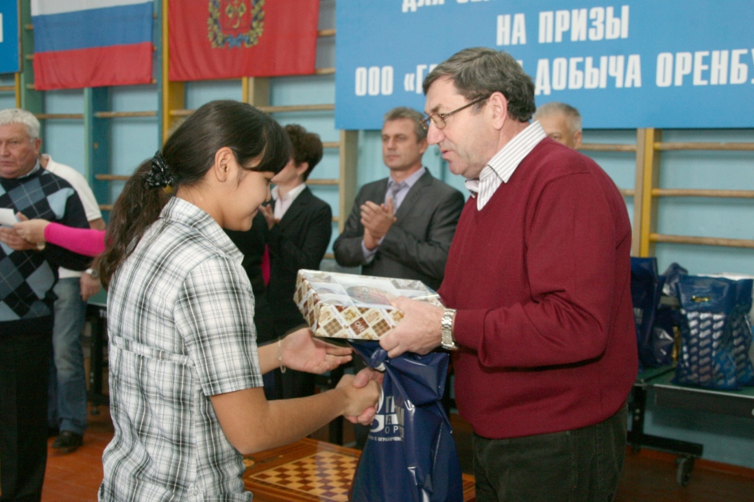 Начальник управления технологического транспорта и специальной техники ООО «Газпром добыча Оренбург» Петр Давыдов вручает призы победителям турнира по настольному теннису среди жителей сел на родине оренбургского газа