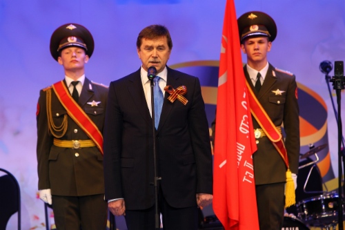 Сергей Хомяков поздравляет ветеранов с годовщиной Победы в Великой Отечественной войне