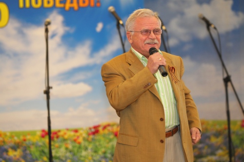 Сергей Никоненко выступает перед ветеранами