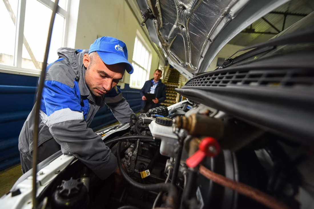 Слесарям необходимо было выявить неисправности в автомобиле