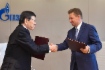 Председатель Совета директоров Mitsui & Co., Ltd. Масами Иидзима и Алексей Миллер во время подписания Рамочного соглашения о сотрудничестве в области мало- и среднетоннажного СПГ
