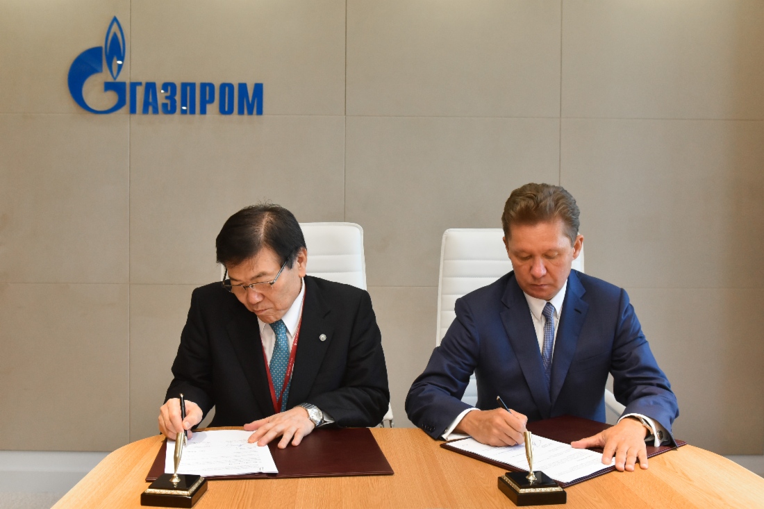 Председатель Совета директоров Mitsui & Co., Ltd. Масами Иидзима и Алексей Миллер подписывают Рамочное соглашение о сотрудничестве в области мало- и среднетоннажного СПГ