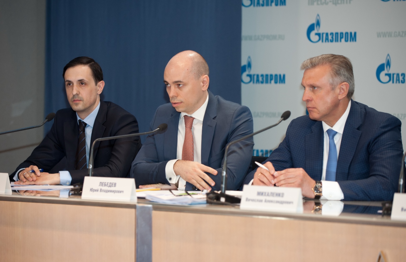 Заместитель начальника Департамента — начальник Управления ПАО «Газпром» Юрий Лебедев (в центре) и член Правления, начальник Департамента ПАО «Газпром» Вячеслав Михаленко (справа)