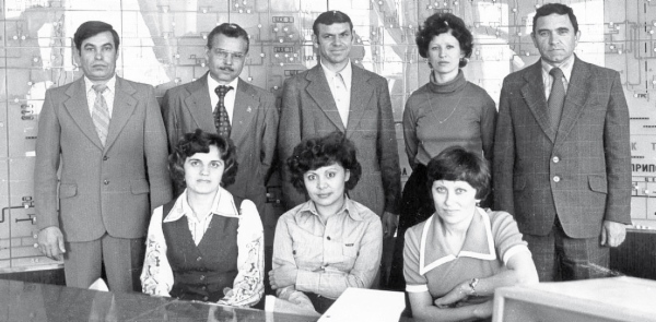 Нижний ряд слева направо: Т. А. Фролова, З. Ш. Шиапова, Г. Э. Алимурадова. Верхний ряд слева направо: А.Н. Павлов, Ю. В. Бутурлакин, В. И. Стариков, Г.И.Кожевникова, И. Е. Евсюков