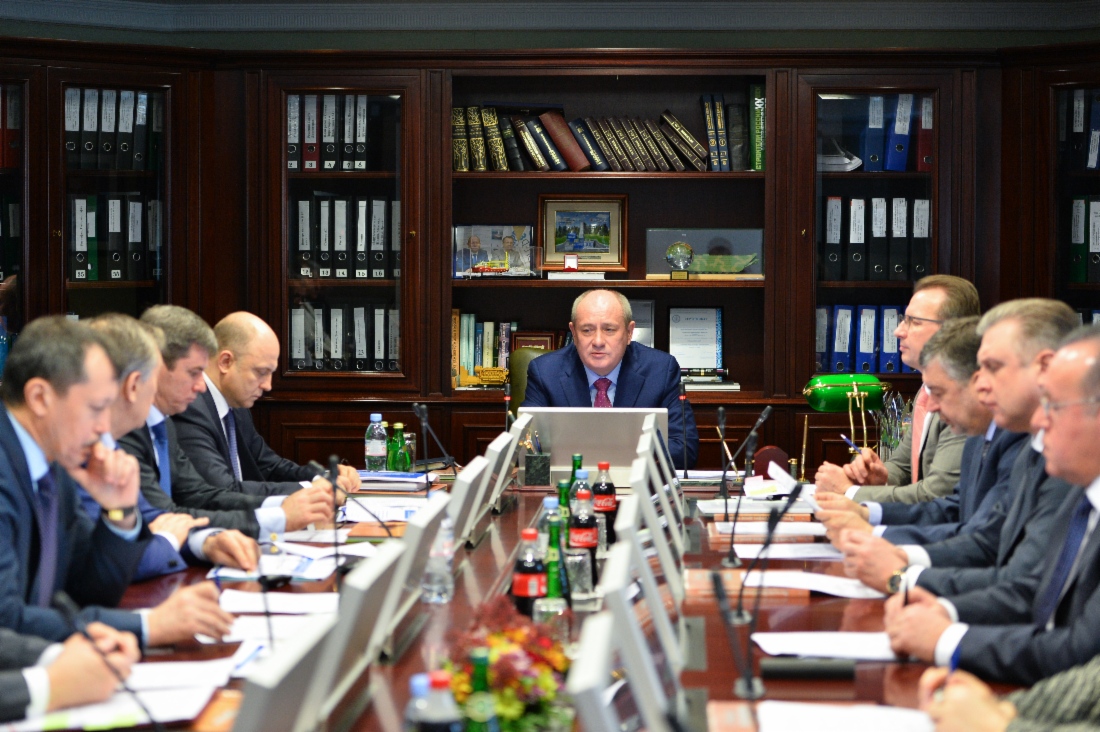 Под руководством Виталия Маркелова (в центре) в «Газпроме» состоялось заседание Координационного комитета компании по вопросам охраны окружающей среды и энергоэффективности