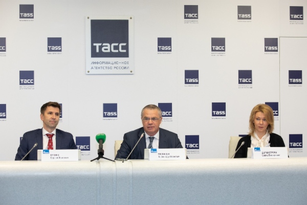 Заместитель начальника Департамента ПАО «Газпром» Сергей Кузнец, заместитель Председателя Правления  ПАО «Газпром» Александр Медведев и генеральный директор ООО «Газпром экспорт» Елена Бурмистрова