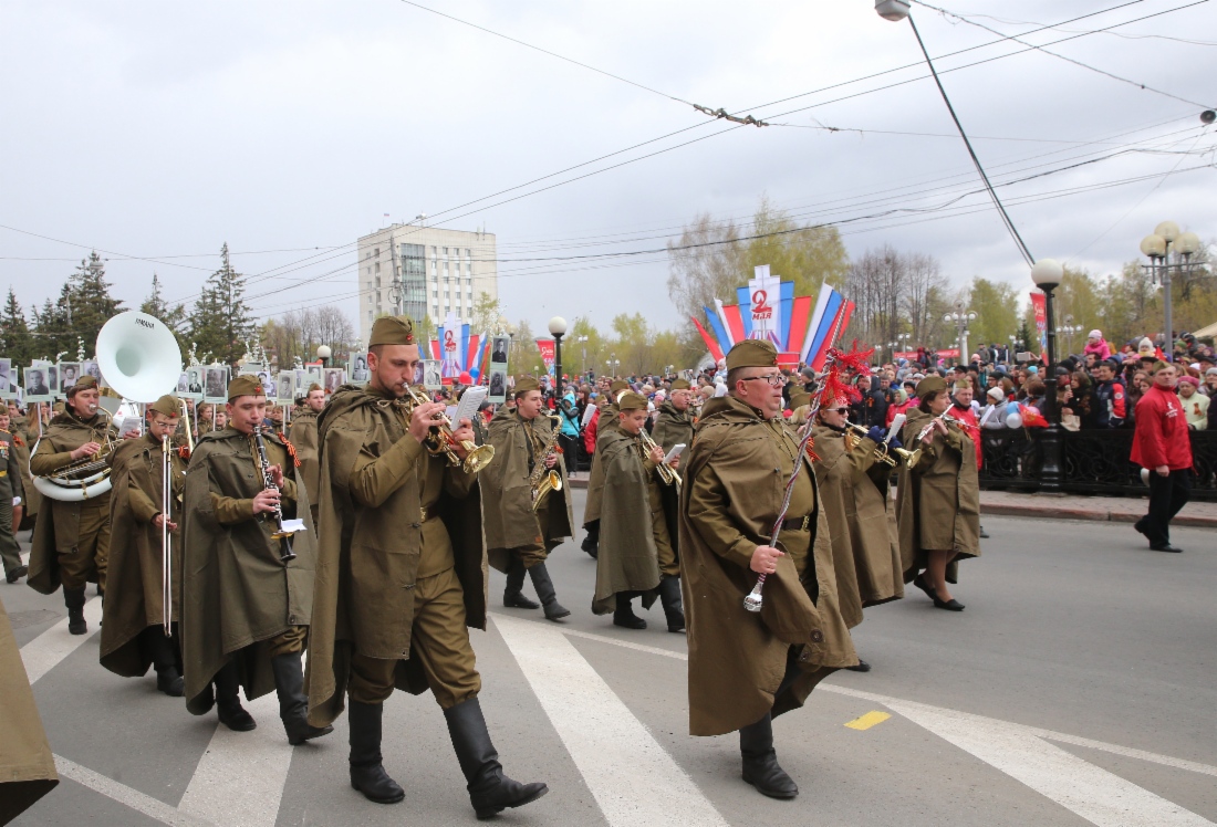 Участники акции «Бессмертный полк» в Томске