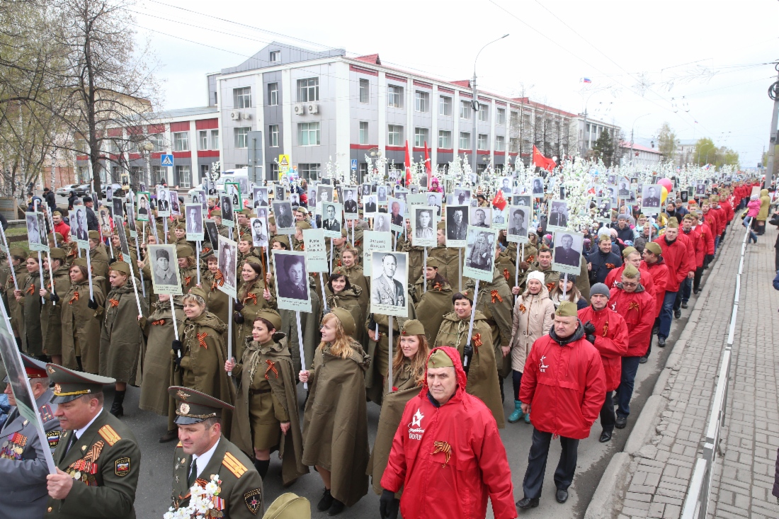 Участники акции «Бессмертный полк» в Томске