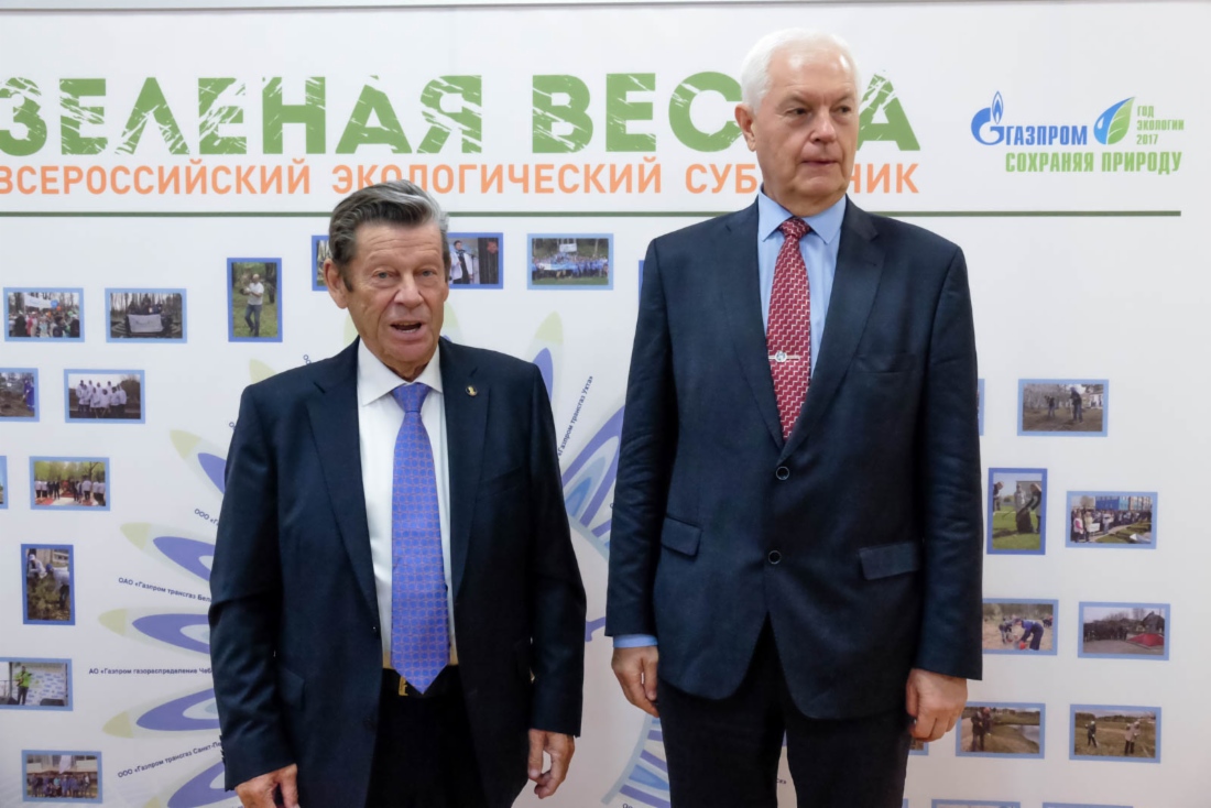 Президент Фонда им. В. И. Вернадского Владимир Александрович Грачев (слева) и Бедрицкий Александр Иванович — Советник Президента Российской Федерации — специальный представитель Президента РФ по вопросам климата (справа) на фоне выставки посвященной субботнику «Зеленая Весна»