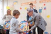 Представители Совета молодых специалистов Общества дарят рюкзаки и школьные принадлежности