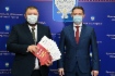 Заместитель Главы Администрации города Новый Уренгой Алексей Горпинченко (справа) вручил дипломы начальнику ССОиСМИ ООО «Газпром добыча Ямбург» Денису Калинину
