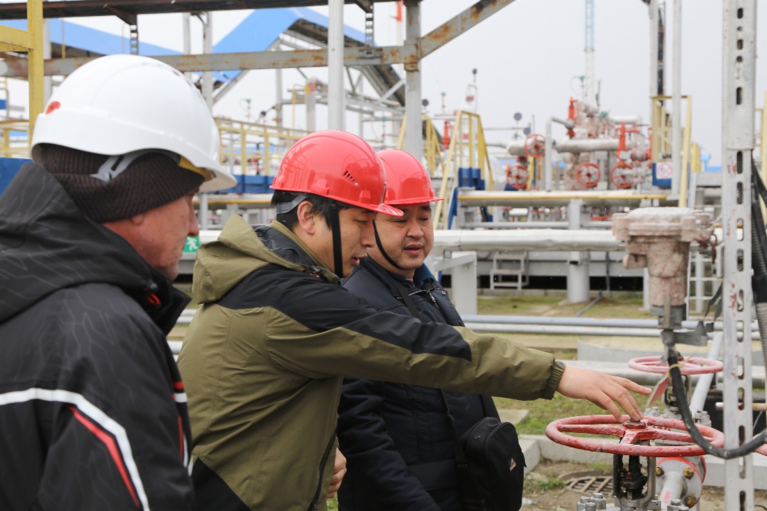 Во время осмотра производственных объектов делегатов познакомили со спецификой добычи газа на юге России