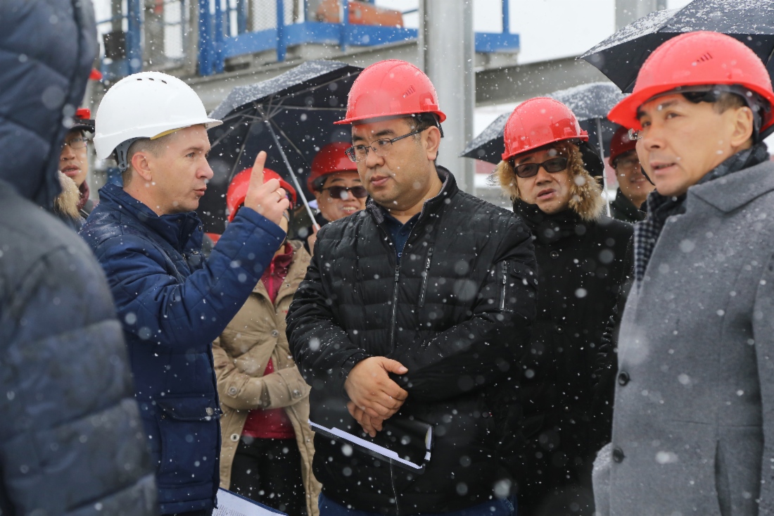 Максим Леоненко, начальник участка Пункта налива газового конденсата Нефтяного промысла № 6 Каневского газопромышленного управления (ГПУ) провел обзорную экскурсию по объекту