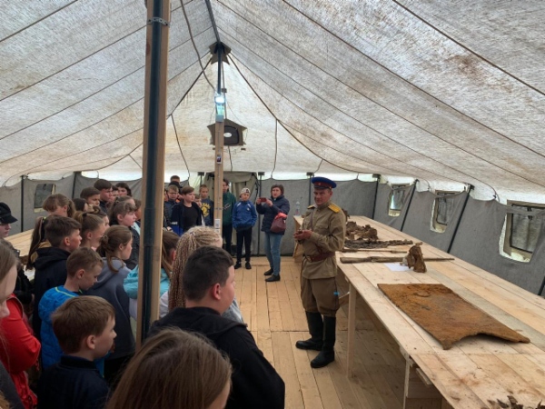 Руководитель военно-исторического клуба «Виктория» Оренбургского газоперерабатывающего завода ООО «Газпром переработка» Алексей Картуз проводит уроки мужества для школьников
