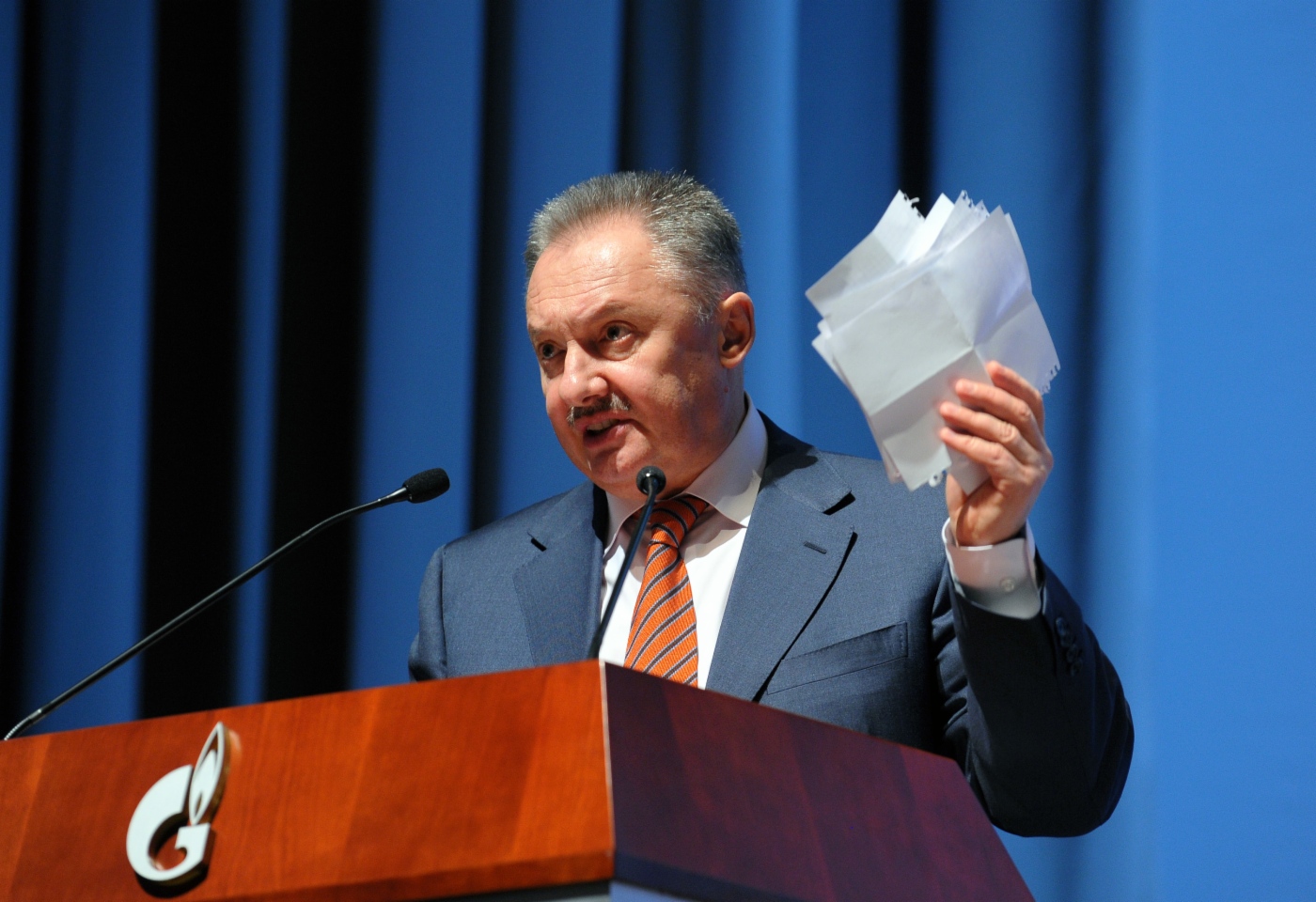 Начальник Департамента по информационной политике ОАО «Газпром» Александр Беспалов на встрече с главными редакторами региональных СМИ