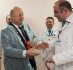 Главный врач областной детской клинической больницы Арташес Симонян благодарит генерального директора ООО «Газпром добыча Астрахань» Сергея Михайленко