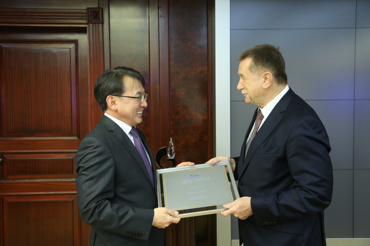 Сергей Хомяков (справа) поздравил генерального директора ООО «Газпром ВНИИГАЗ» Дмитрия Люгая с победой в конкурсе
