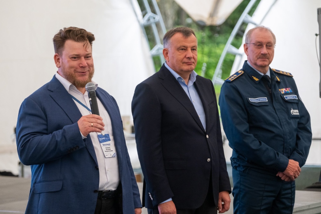 Приветствие участникам форума от генерального директора «Газпром добыча шельф Южно-Сахалинск» Валерия Гурьянова (на первом плане), замначальника Департамента — Начальника Управления ПАО «Газпром» Дмитрия Пономаренко и генерального директора «Газпром газобезопасность» Анатолия Сорокина