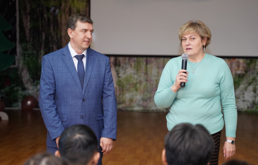 Заместитель директора ООО «Газопровод Союз Восток» Александр Середа и директор Общеобразовательной школы при Посольстве России в Монголии Елена Ярикова