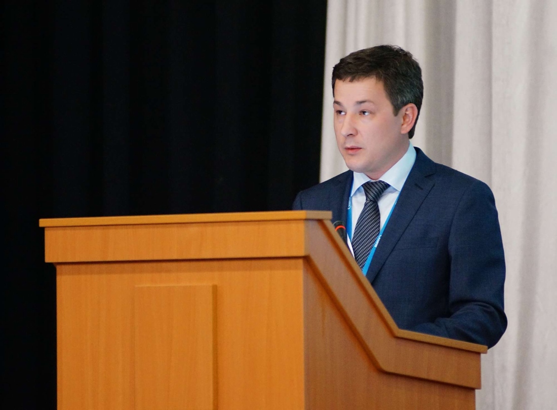 С докладом об инновационных решениях при эксплуатации обводненных газовых скважин выступил заместитель генерального директора по добыче и подготовке газового конденсата, нефти ООО «Газпром добыча Уренгой» Владимир Кобычев