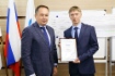 Генеральный директор ООО «Газпром трансгаз Волгоград» Юрий Марамыгин и лучший рационализатор компании, инженер службы ЭВС Фроловского ЛПУМГ Владимир Поплевин на награждении