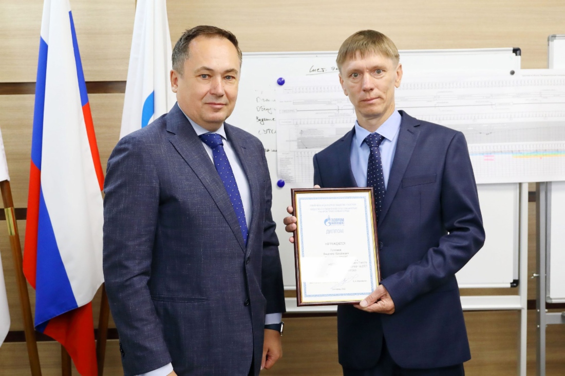 Генеральный директор ООО «Газпром трансгаз Волгоград» Юрий Марамыгин и лучший рационализатор компании, инженер службы ЭВС Фроловского ЛПУМГ Владимир Поплевин на награждении