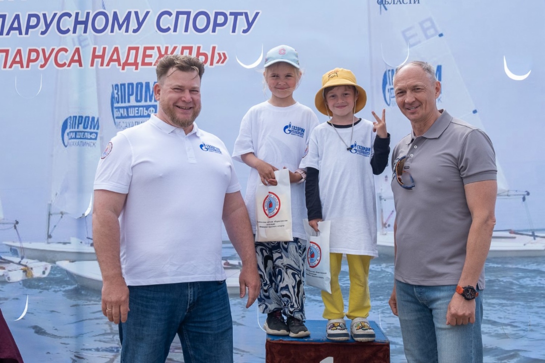 Генеральный директор «Газпром добыча шельф Южно-Сахалинск» Валерий Гурьянов (слева) и заместитель генерального директора компании по корпоративной защите и управлению персоналом Геннадий Гаврилин награждают самых юных участников турнира
