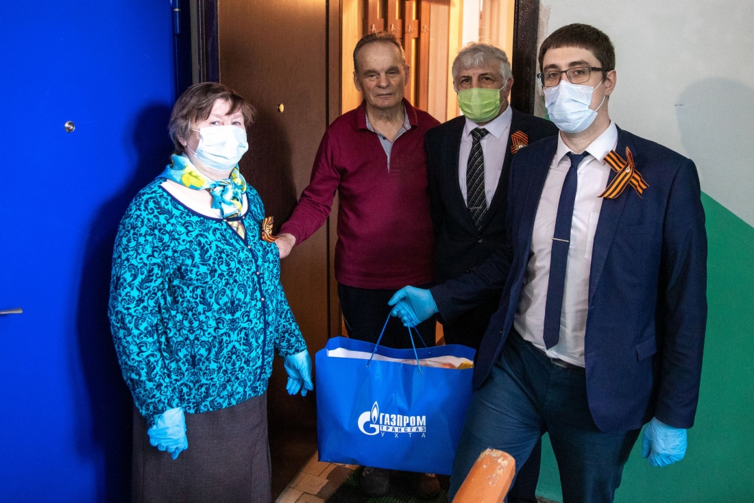 Представители Совета молодых специалистов и Советов ветеранов администрации предприятия поздравили ухтинских участников Великой Отечественной войны в канун 75-летия со Дня Победы. Фото Марины Сиваковой, 2020 год