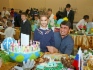 Лауреат первой степени в номинации Изобразительное творчество Тамила Бондарь и ее папа, работник военизированной части ООО «Газпром добыча Оренбург», рассматривают работы, представленные на выставке конкурсных работ
